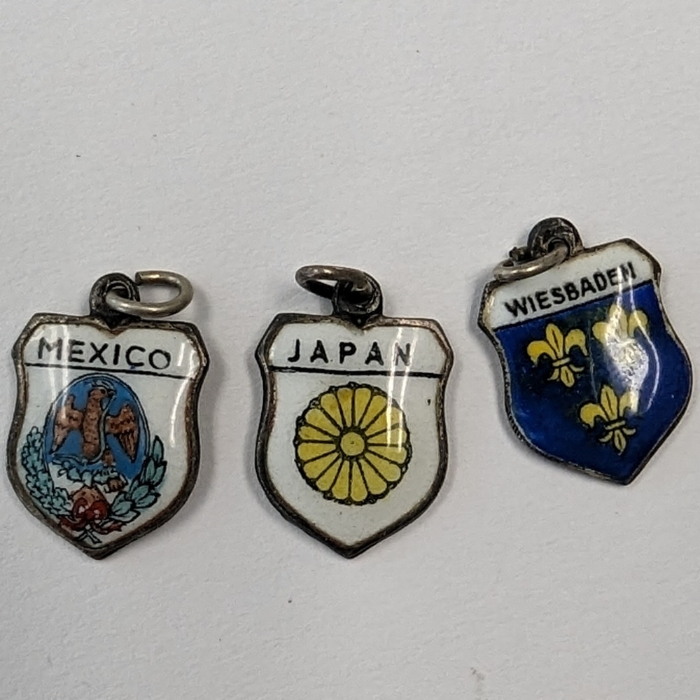 3 VTG 800 SILVER CHARMS
